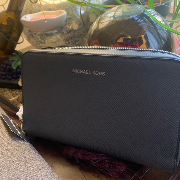 Auth. Michael Kors leather LG phone/card wristlet - Picture 5 of 13